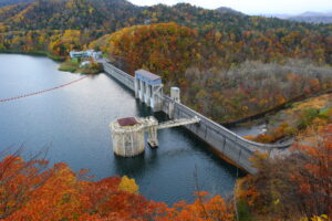 かなやま湖の紅葉