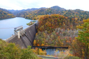 かなやま湖の紅葉