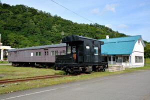 旧上砂川駅駅舎(悲別駅)車両