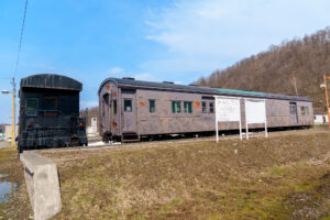 旧上砂川駅駅舎(悲別駅)客車と貨車