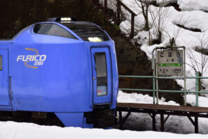 小幌駅を通過するスーパー北斗