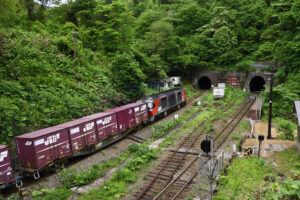 小幌駅を通過する貨物列車