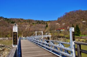 神居大橋と旧神居古潭駅舎