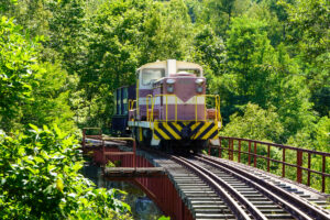 旧三井芦別鉄道炭山川橋梁の保存車両